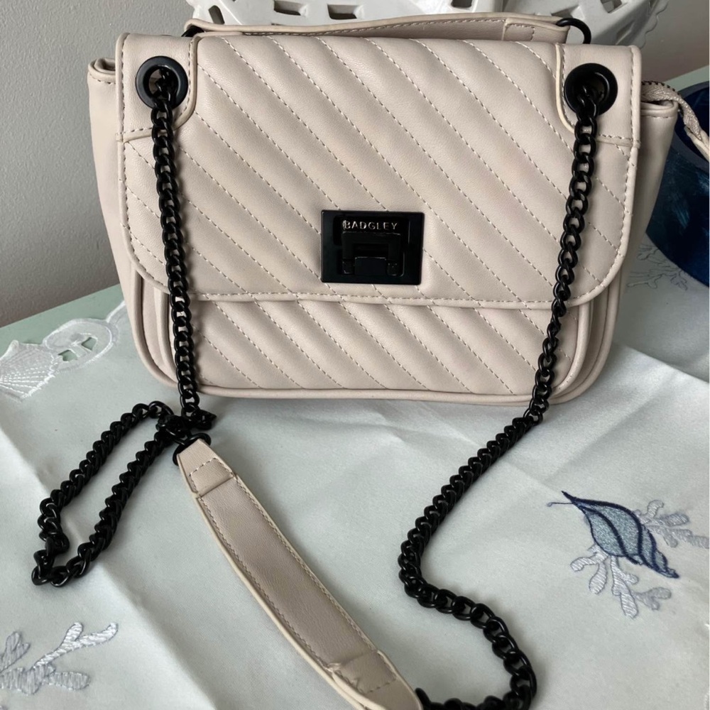 Badgley Mischka Cream and Black Quilted Crossbody Bag (Retail $129)